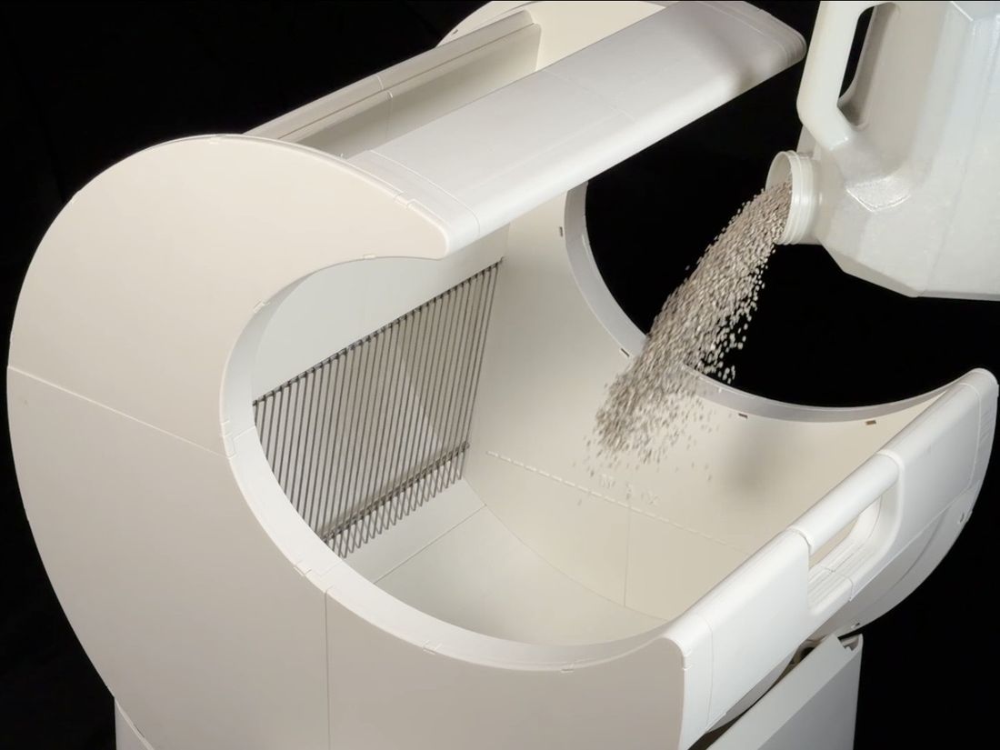 Moonbox Classic - pouring litter
