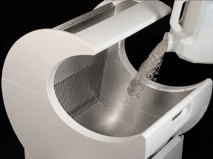 Moonbox Stainless - pouring litter
